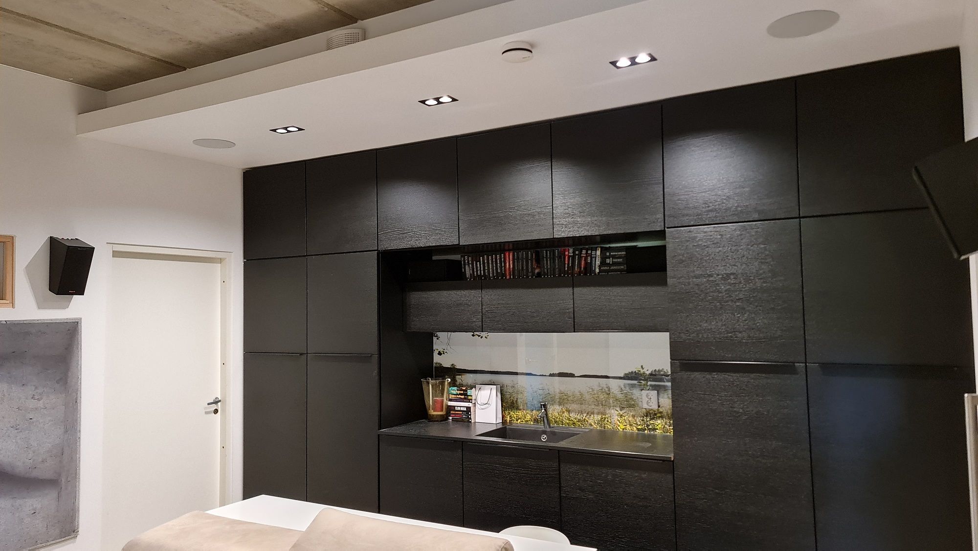 Spots in a black kitchen with neutral light